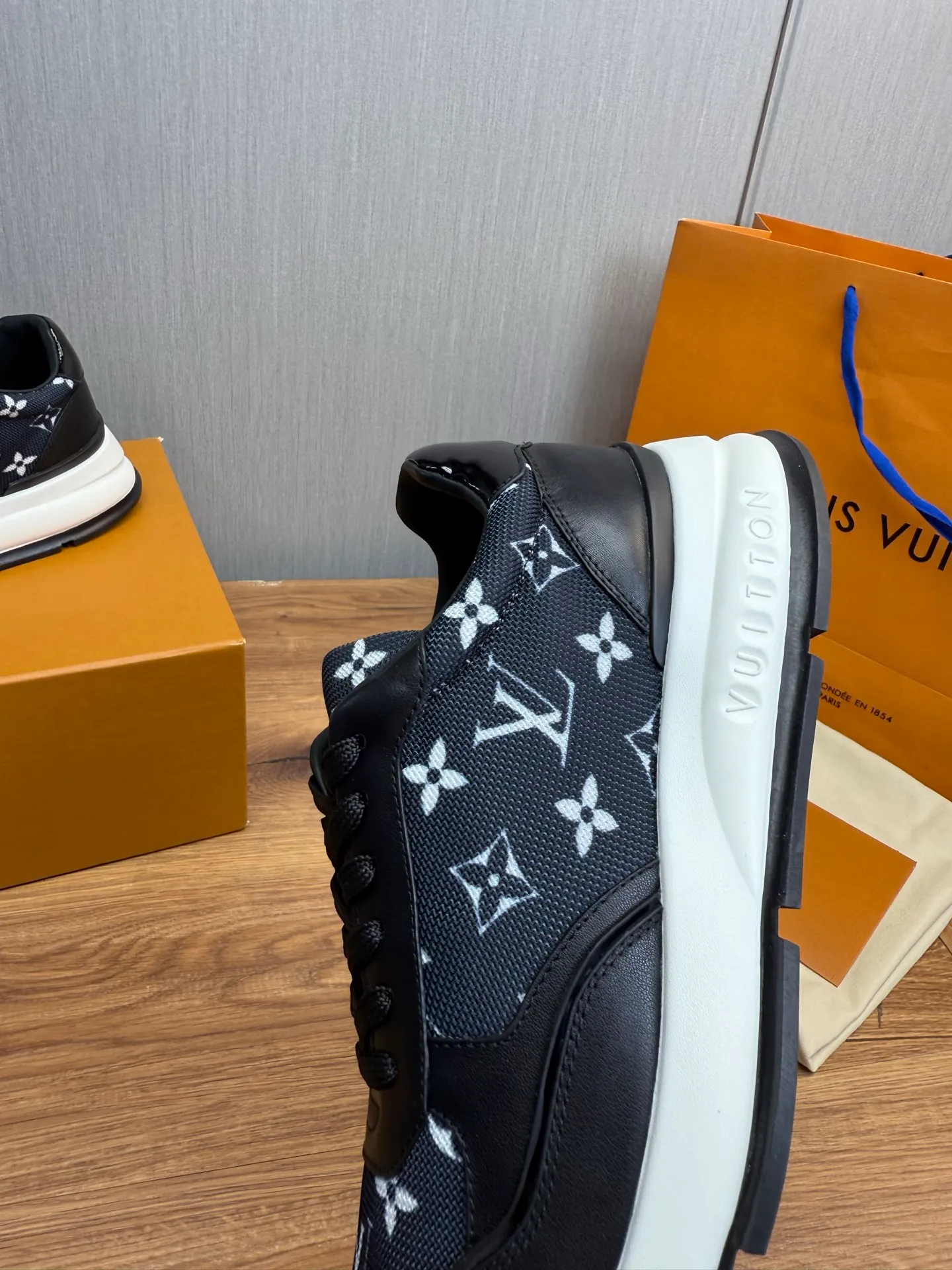 Men's shoes 💰800💰 LOUIS VUITTON [Luden Yiwei] Brand new trendy Lv is on the market 🎁, casual and fashionable men's shoes 👟Original 1:1 shipment✅ The upper is made of imported brand leather + cowhide lining, the original wear-resistant rubber outsole, the version is simple and elegant, exclusive for trendy men. 38-44 (customized at 38.45)